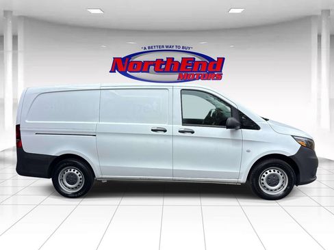 Used 2021 Mercedes-Benz Metris image 2