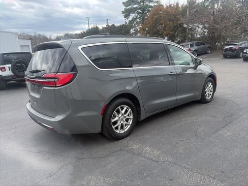 Used 2022 Chrysler Pacifica Touring-L image 7