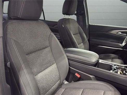 Used 2025 Chevrolet Traverse LT image 33