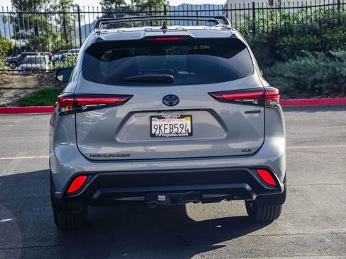 Certified 2024 Toyota Highlander XLE image 6