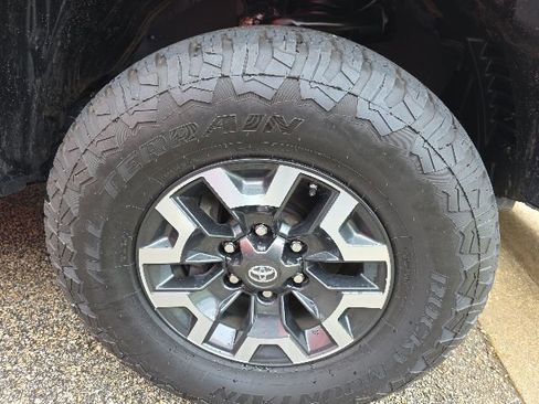 Used 2020 Toyota Tacoma TRD Off-Road AWD/4WD image 9