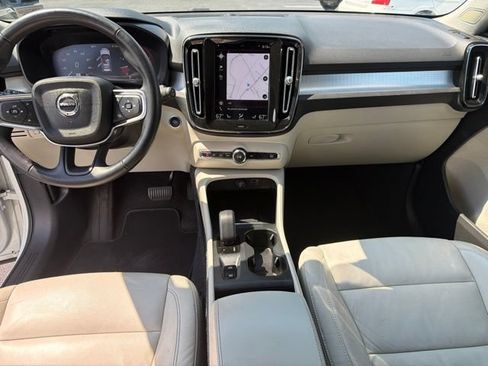 Used 2022 Volvo XC40 T4 Momentum FWD image 17