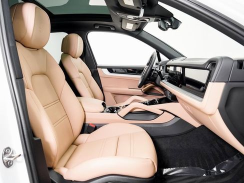 Used 2025 Porsche Cayenne image 23