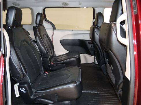 Used 2018 Chrysler Pacifica Limited FWD image 59