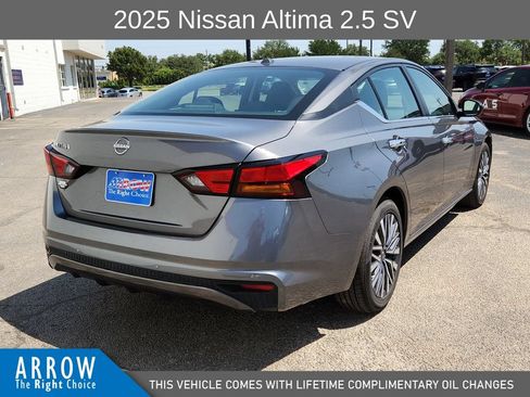 Used 2025 Nissan Altima 2.5 SV FWD image 12