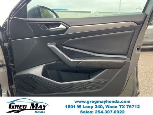Used 2024 Volkswagen Jetta SE w/ Panoramic Sunroof Package FWD image 11