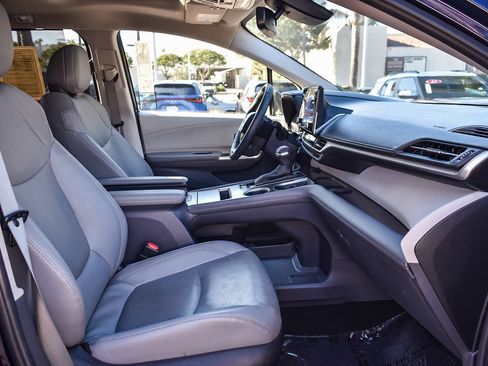 Used 2023 Toyota Sienna Limited image 17