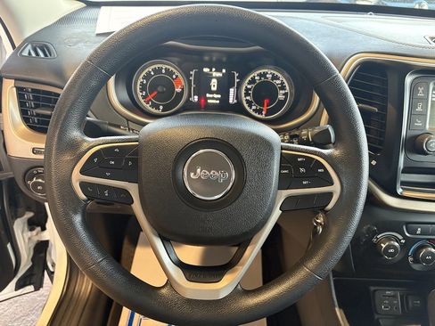 Used 2018 Jeep Cherokee Latitude image 11