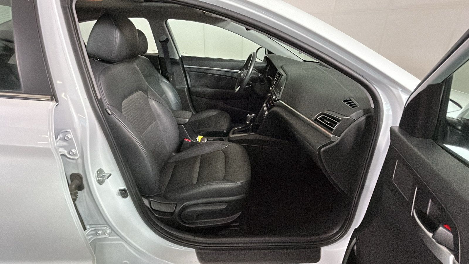 Used 2020 Hyundai Elantra Limited w/ Ultimate Package 03 FWD image 35