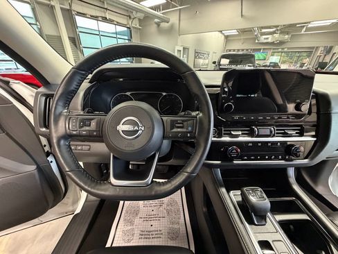 Used 2023 Nissan Pathfinder SL AWD/4WD image 11