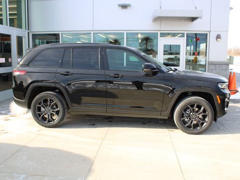 New 2025 Jeep Grand Cherokee Limited w/ Trailer Tow Package image 4