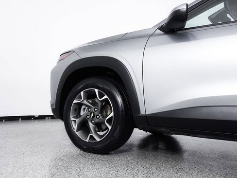 Used 2025 Chevrolet Trax LT w/ LT Convenience Package FWD image 6