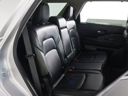 Used 2023 Nissan Pathfinder SL AWD/4WD image 32