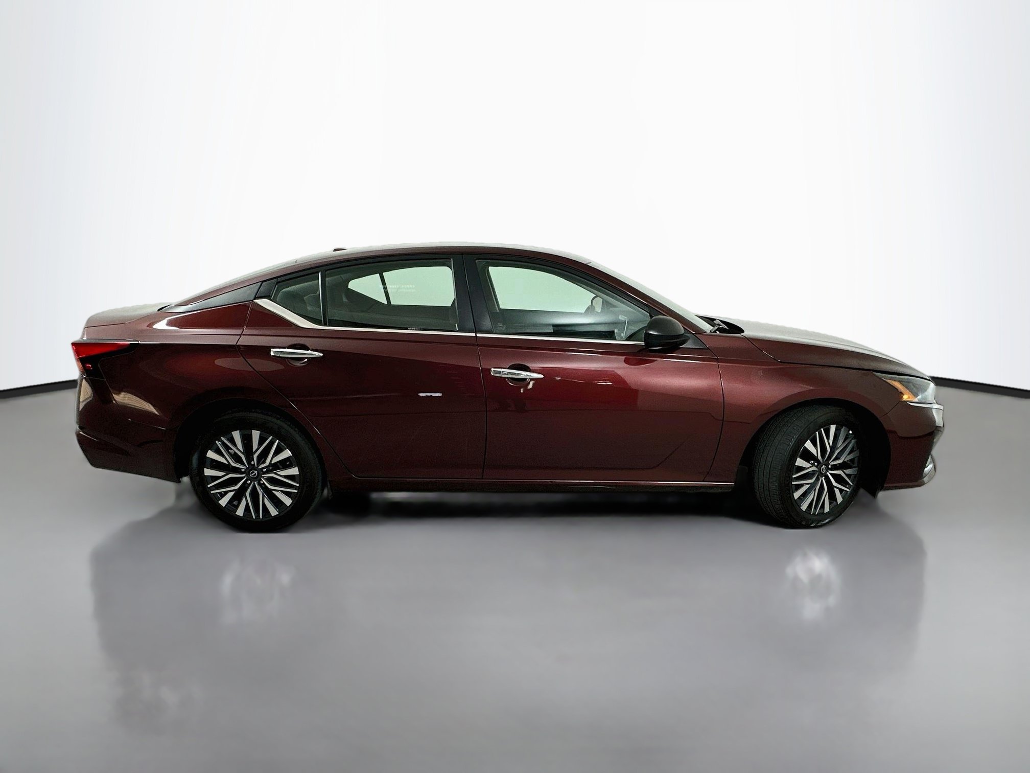 Used 2024 Nissan Altima 2.5 SV FWD image 8