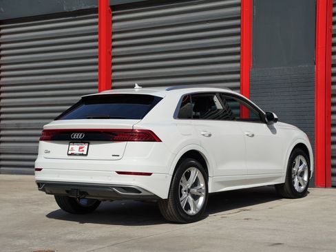 Used 2023 Audi Q8 Premium image 9