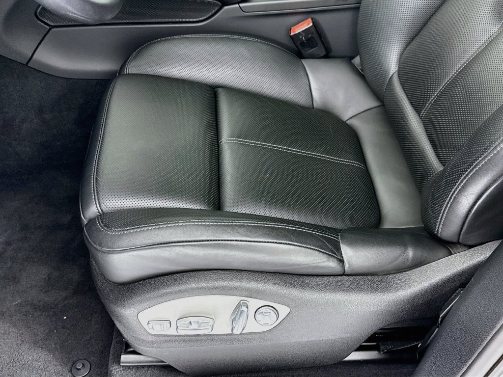 Certified 2025 Porsche Macan AWD/4WD image 13