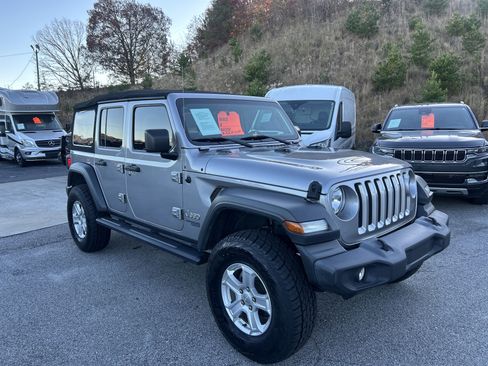 Used 2018 Jeep Wrangler Unlimited Sport S image 11