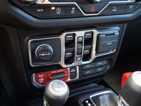Used 2024 Jeep Wrangler Unlimited Sport AWD/4WD image 16