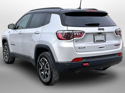 Used 2025 Jeep Compass Trailhawk AWD/4WD image 12
