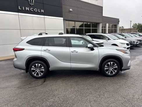 Used 2023 Toyota Highlander XLE AWD/4WD image 8