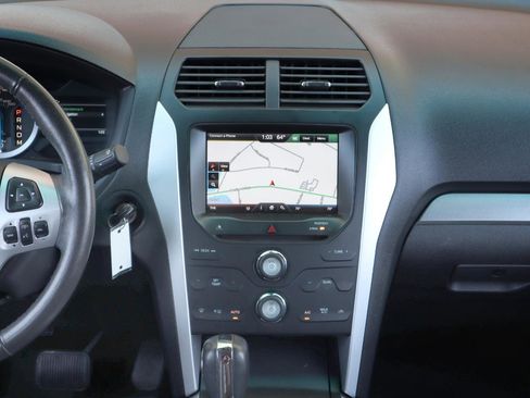 Used 2015 Ford Explorer XLT w/ Equipment Group 202B FWD image 17