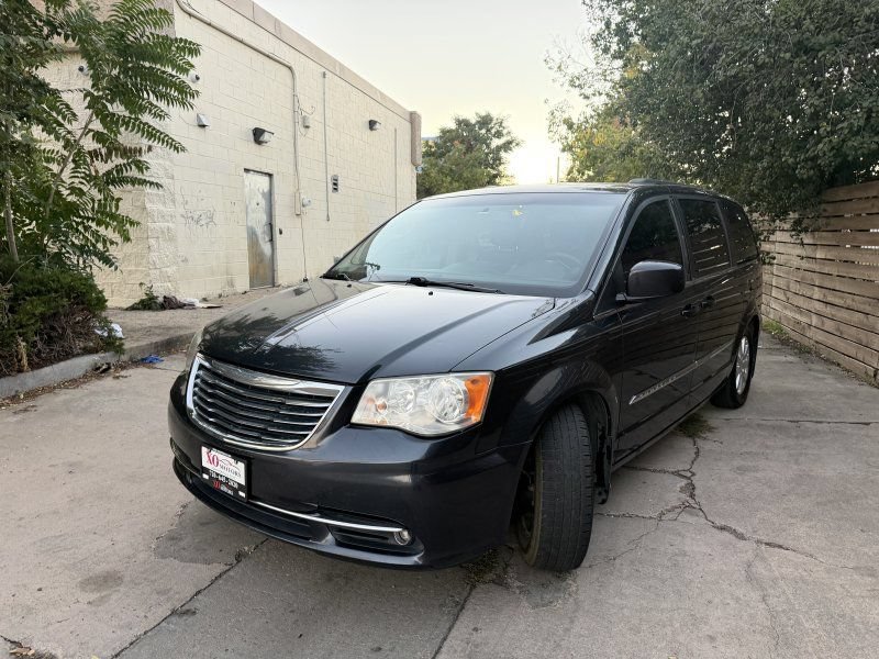 Used 2014 Chrysler Town & Country Touring FWD image 10