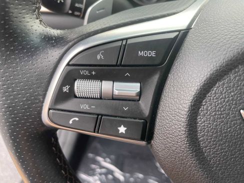 Used 2023 Genesis G70 2.0T image 13