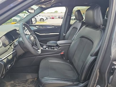 Used 2023 Jeep Grand Cherokee Altitude AWD/4WD image 3
