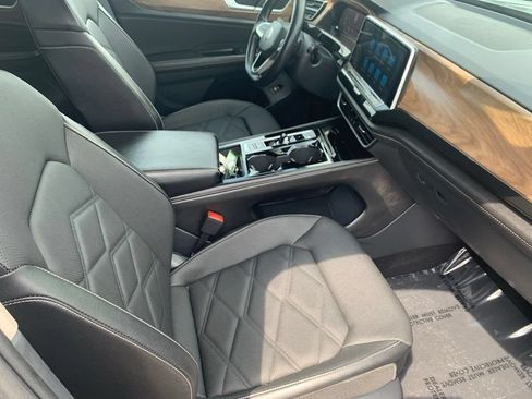 Used 2025 Volkswagen Atlas SE AWD/4WD image 21