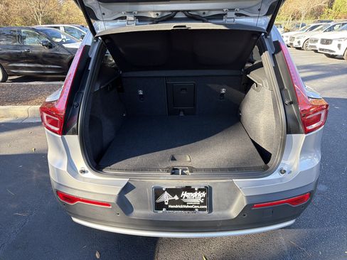Certified 2025 Volvo XC40 B5 Core image 34