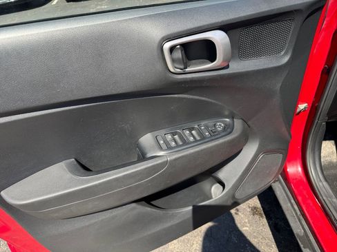 Used 2021 Hyundai Venue SEL image 21