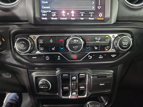 Used 2022 Jeep Wrangler Unlimited Sahara w/ Cold Weather Group AWD/4WD image 25