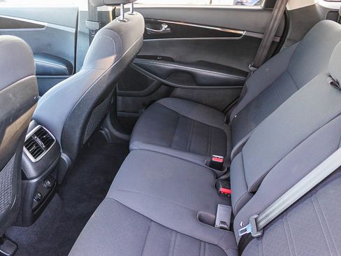 Used 2017 Kia Sorento LX image 19