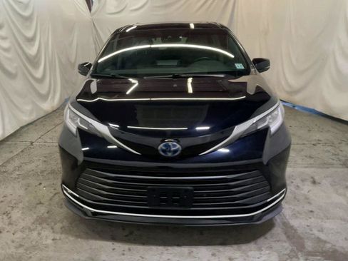 Used 2022 Toyota Sienna Limited image 3
