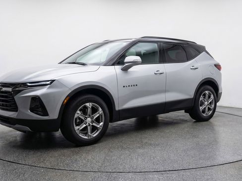 Used 2025 Chevrolet Blazer LT image 3