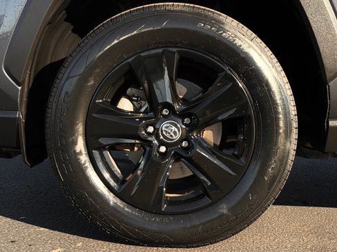 Used 2019 Toyota RAV4 LE w/ Carpet Mat Package image 27