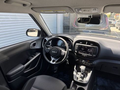 Used 2025 Kia Soul LX w/ LX Technology Package FWD image 32