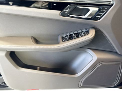 Certified 2025 Porsche Macan image 11