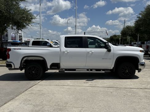 Used 2025 Chevrolet Silverado 2500 LT w/ Convenience Package AWD/4WD image 3