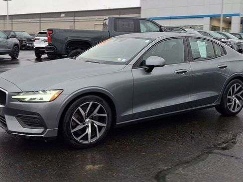 Used 2019 Volvo S60 T6 Momentum w/ Multimedia Package image 4