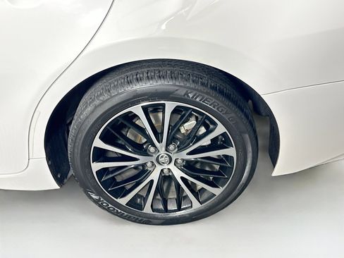 Used 2020 Toyota Camry SE FWD image 11