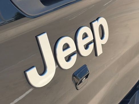 Used 2023 Jeep Gladiator Overland AWD/4WD image 12