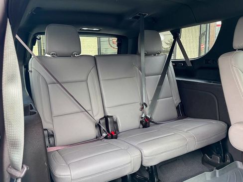 Used 2022 Chevrolet Suburban Z71 w/ Luxury Package image 19