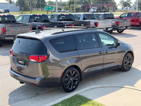 Used 2019 Chrysler Pacifica Touring-L FWD image 6