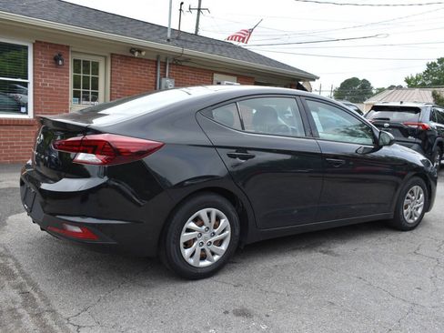 Used 2020 Hyundai Elantra SE FWD image 2