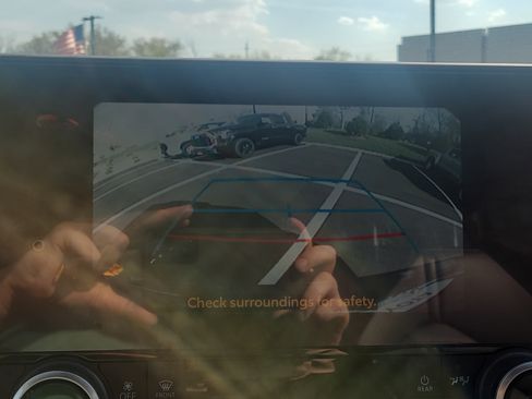 Used 2023 Toyota Highlander XLE image 27