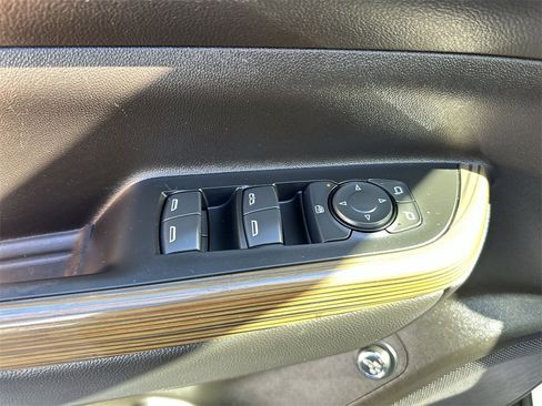 Certified 2023 GMC Acadia SLE w/ Driver Convenience Package image 13