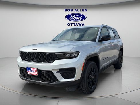 Used 2025 Jeep Grand Cherokee Altitude image 9