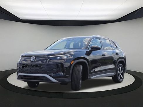 New 2025 Volkswagen Tiguan SE image 3