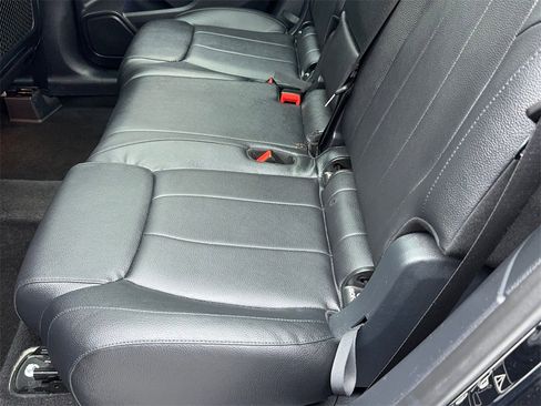 Used 2021 Mercedes-Benz GLB 250 w/ Premium Package image 38